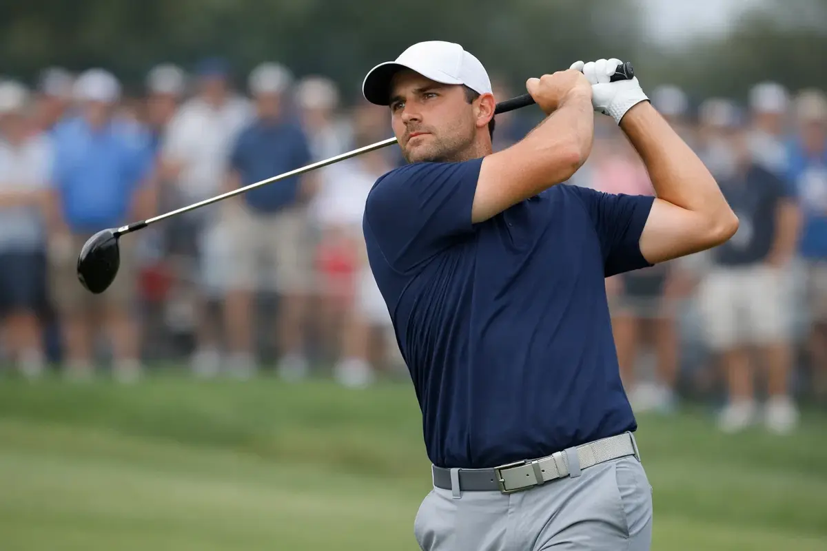 Golfista desconocido ejecutando swing perfecto en torneo profesional
